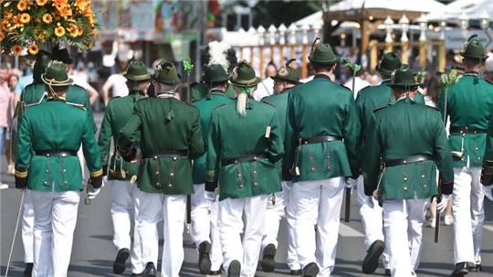 Schützen in Uniformen marschieren beim Schützenfest (Symbolbild).