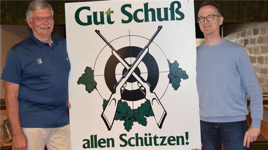 Schützenbrüder sind sie: Uwe Gährs (links), Präsident des Schützenvereins Altkloster, und Reinhard Meier, 1. Vorsitzender der Schützengilde Buxtehude, zusammen im Gildehaus.