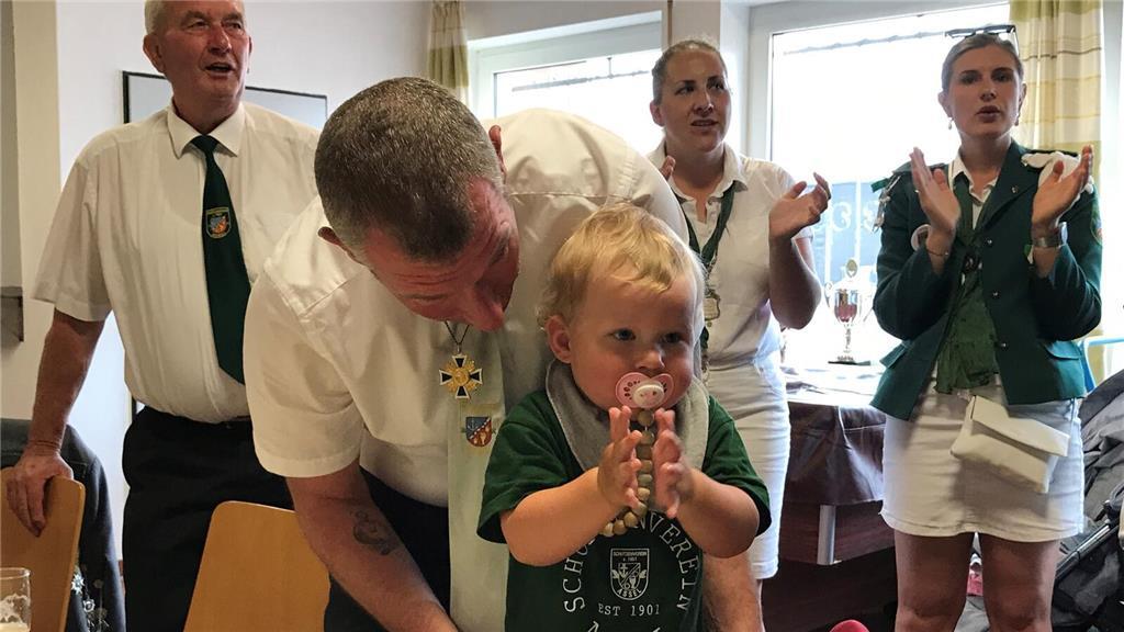 Schützenfest Assel: Die kleine Lea klatscht im Familienkreis Middeke tüchtig mit...