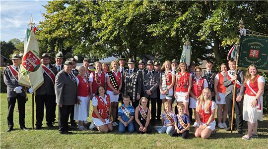 Schützenfest in Oederquart: Die neuen Würdenträger des MTSV Oederquart stellen sich für ein Gruppenfoto auf.