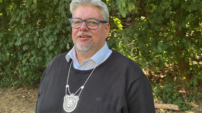Schützenkönig 2026 im Schützenverein Altkloster: Sven Berg trägt einen Tag nach der Proklamation die Ausgehkette.