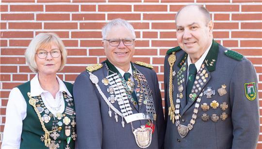 Schützenkönig Ernst-August Eckhoff mit der Besten Dame Elsbeth Oehms und dem Besten Mann Uwe Koschnick.