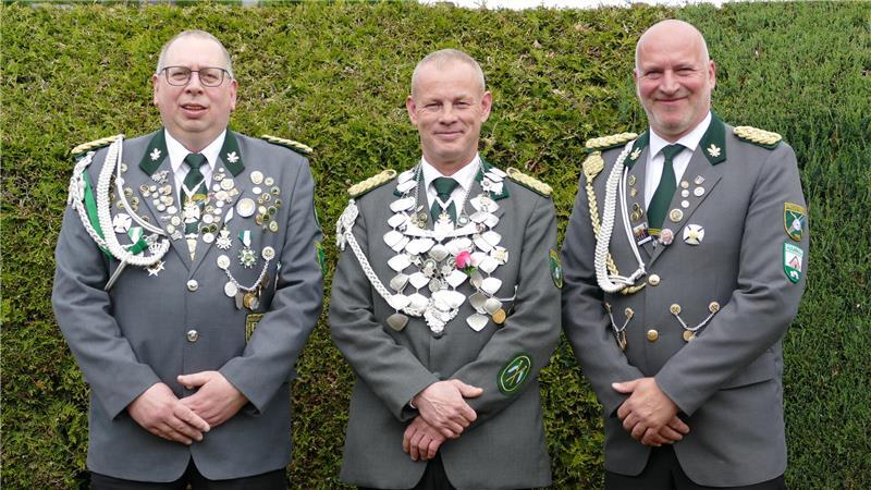 Erst Volltreffer, dann Tränen: So feiert Fredenbecks neues Königspaar Schützenkönig Heinrich Schwanck mit seinem 1. Adjutanten Marc Lichtmess (links) und dem 2. Adjutanten Matthias Schulze.