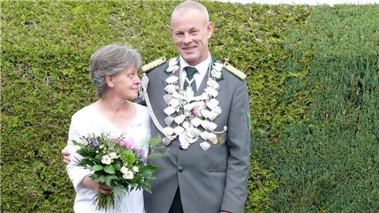 Schützenkönig Heinrich Schwanck und Lebensgefährtin Gabi Elfers regieren Fredenbecks Schützenvolk. Zur Familie gehören auch die Hunde Blue und Lucy.