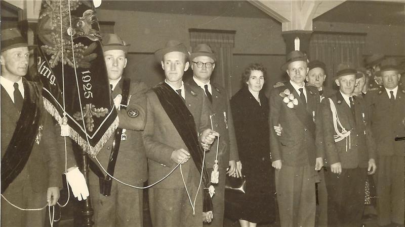 Schützenkönig Helmut Fündling mit Gefolge 1956.