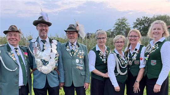 Schützenkönig Helmut Holl mit seinen Adjutanten Dieter Holl und Malte Petersen freuen sich mit Damenkönigin Katrin Lampé und ihren Adjutantinnen Karin Röhrs, Gaby Schier und Melanie Feindt.