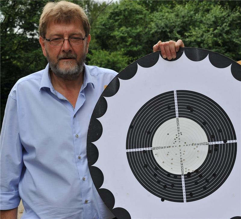 Schützenkönig Karsten Röhrs mit der Königsscheibe. Foto Wisser