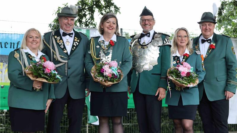 „Martin der Trommler“: Er ist Neuenfeldes neuer Schützenkönig Schützenkönig Martin Schröder und Damenkönigin Christina Maack (Mitte) mit den Adjutanten Nicole von Lindern, Heino Wolkenhauer, Ute Feldmann und Matthias Bartels (von links).