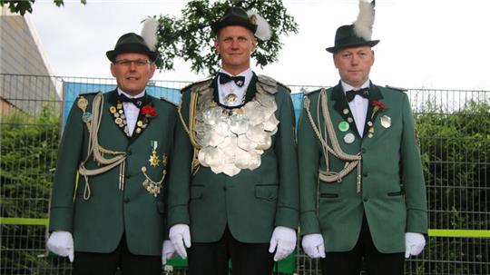 Schützenkönig Michael Quast (Mitte) mit seinen Adjutanten Ralf Wiegers und Jörn Oben.
