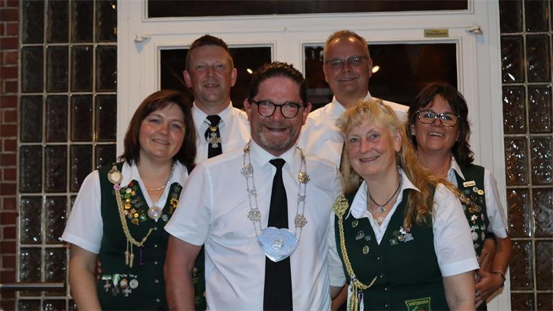 Sauensieker Schützen „gönnen“ sich dieses Jahr gleich zwei Feste Schützenkönig Raimond Glatthor (vorne, Mitte) mit Königin Dagmar Thießen und den Adjutantenpaaren Jens und Christine Ockelmann sowie Michael Wedemann und Silke Beckedorf (von links).