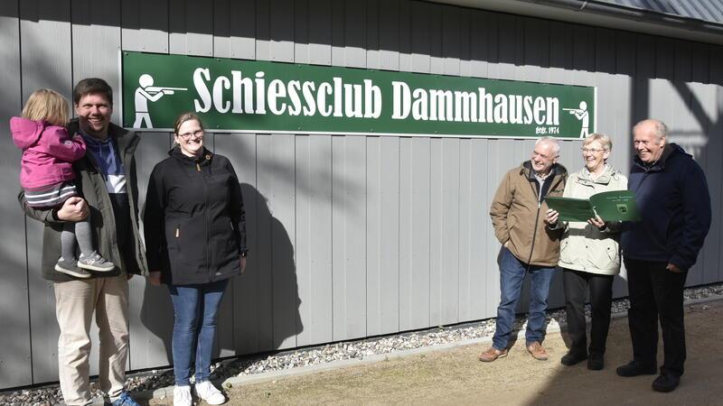 Schützenkönig Stefan Bartels (links, mit Tochter Finja) ist zugleich Erster Vorsitzender des Vereins.