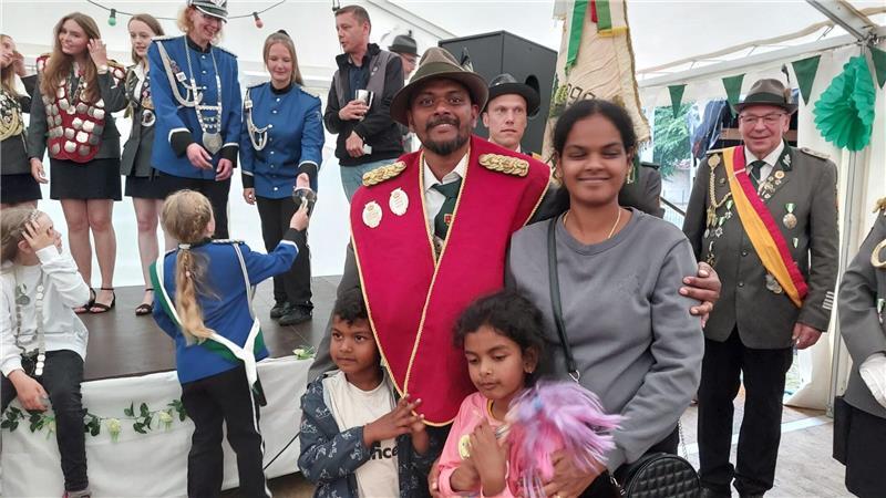Vijay Kumar Govindarajan ist Schützenkönig in Horneburg Schützenkönig Vijay Kumar Govindarajan mit seiner Familie.