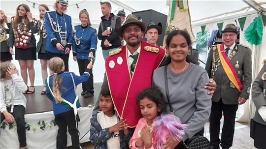 Schützenkönig Vijay Kumar Govindarajan mit seiner Familie.