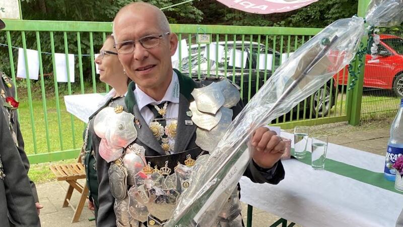 Joppenrott Altkloster: Beim Schützenfest ist eine frische Rose Pflicht Schützenkönig und Stadtkönig Ralf Richter ist der erfolgreichste Schütze des Joppenrotts. Das Foto zeigt ihn 2023, als er ein Holzgewehr geschenkt bekam.