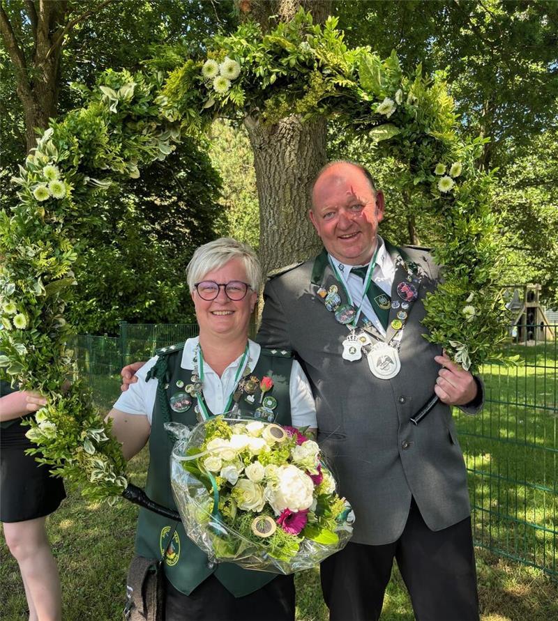 Das Königspaar im Jubiläumsjahr: Dietmar Reimers und Silvia von Holten Schützenkönigin Silvia von Holten und Schützenkönig Didi Reimers freuen sich.