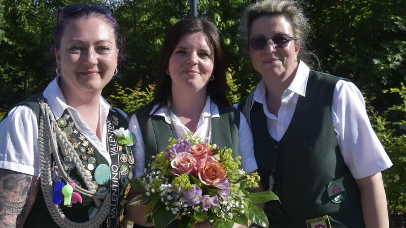 Schützenverein Hammah: Tina Pahl übernimmt die Krone von ihrem Mann Schützenkönigin Tina Pahl (Mitte) mit Kathrin Richter (li.) und Melanie op de Hipt.