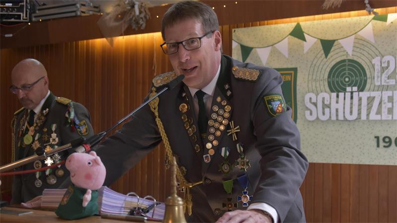 125 Jahre Schützenverein Assel: Das sind die Jubiläums-Würdenträger Schützenpräsident Jan Steffens stellt die neuen Majestäten vor.