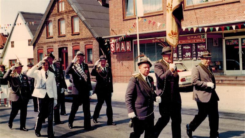 125 Jahre Schützenverein Assel: Strumpfbänder und Strafgebühren Schützenumzug 1977 - mit dem Spar-Markt im Hintergrund.