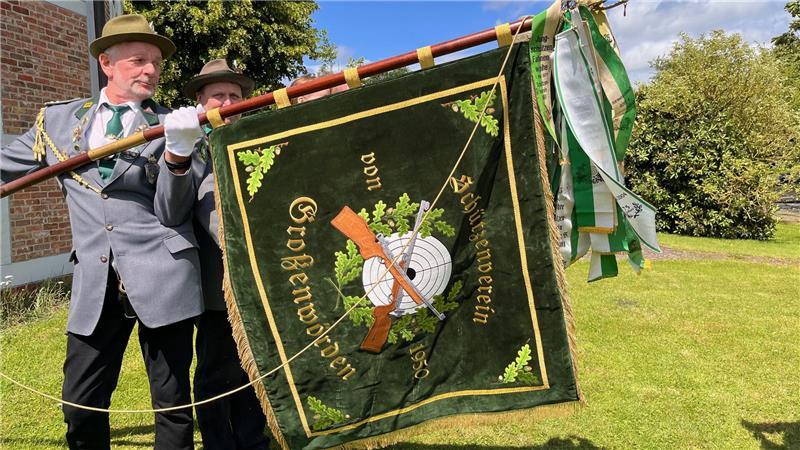 Schützenwesen hat Tradition: Fahnenträger Stefan Petersen vom Schützenverein Großenwörden.