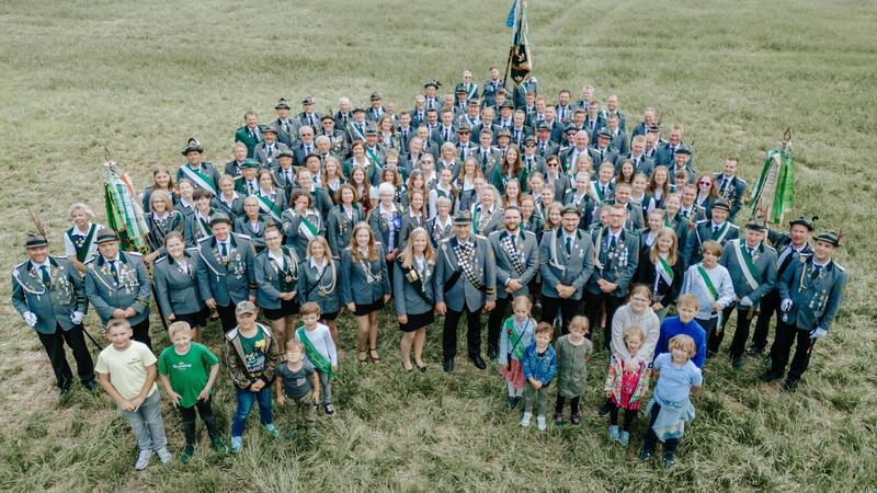 100 Jahre: Oldendorfer Schützengilde feiert mit dem ganzen Dorf Schützinnen und Schützen der Oldendorfer Gilde im vergangenen Jahr beim Abholen des Königs Marco Elfers. Jetzt wird das 100-Jährige des Vereins gefeiert.