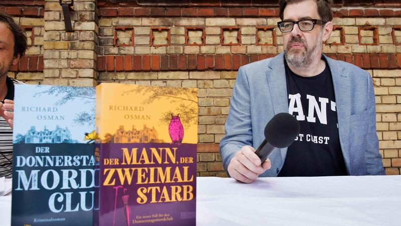 Schuf die bekannte Krimireihe: Richard Osman.