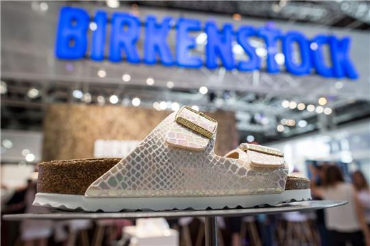 Schuh mit Tradition: Die Ursprünge von Birkenstock reichen nach Unternehmensangaben fast 250 Jahre bis 1774 zurück.