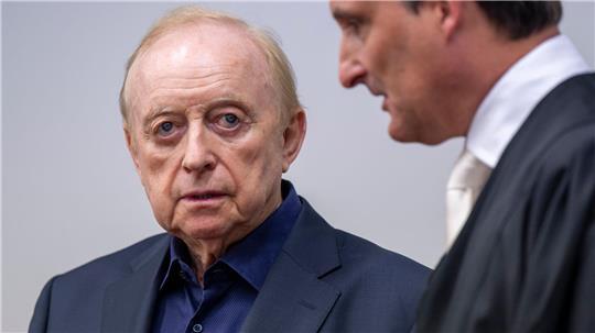 Schuhbeck mit seinem Anwalt Norbert Scharf.