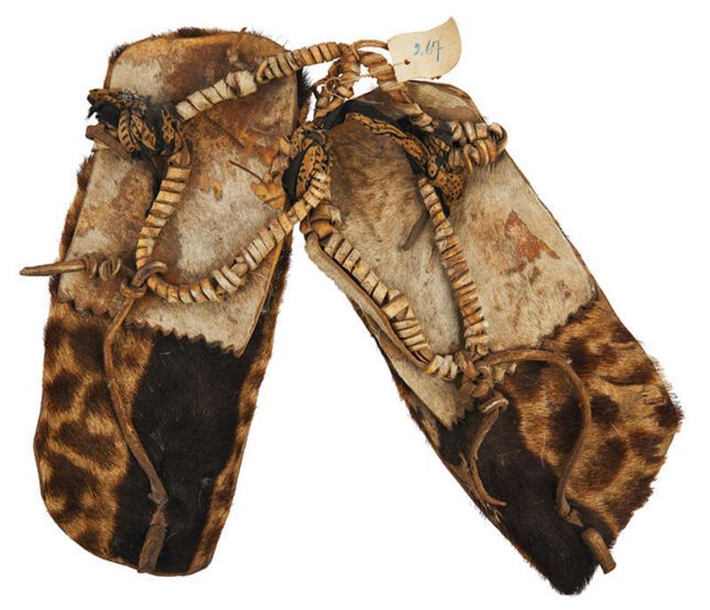 Schuhe aus Giraffenfell aus der Sammlung Karl Braun.
