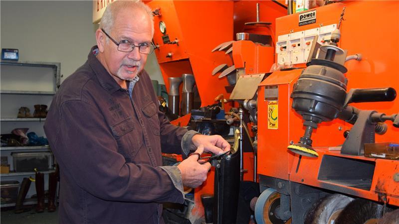 Buxtehuder Original: Schuhmacherbetrieb Hacken-Helmut schließt für immer Schuhmachermeister Udo Alpers repariert in seiner Buxtehuder Werkstatt einen Reitstiefel. Zum 31. Dezember schließt er seinen Betrieb Hacken-Helmut.