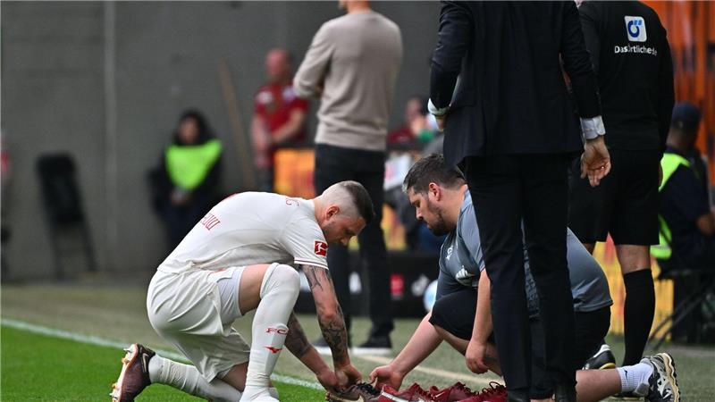 0:0 in Augsburg: Frankfurt holt Punkt beim Trapp-Comeback Schuhwechsel mitten im Spiel: FCA-Kapitän Jeffrey Gouweleeuw.