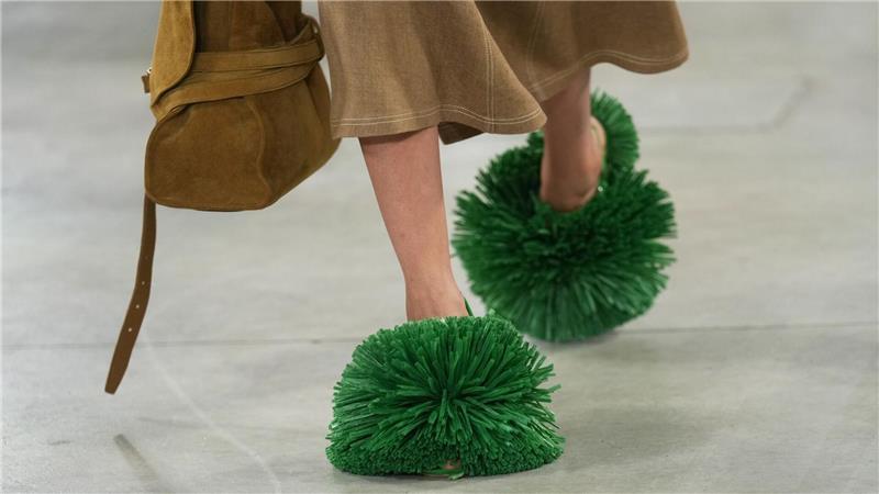 Bilder des Tages Schuhwerk als Blickfang: Ein Model trägt eine Kreation aus der Moschino-Damenkollektion Frühjahr-Sommer 2026, die in Mailand präsentiert wird.