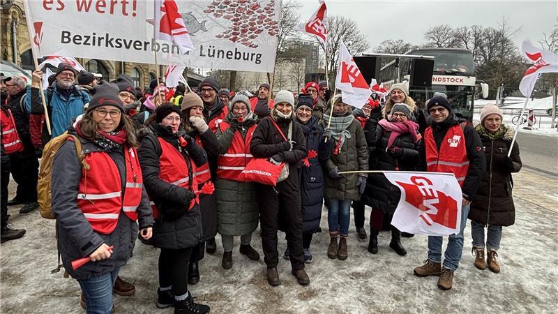 „Wenn wir in der Nacht nicht zum Streuen aufstehen, läuft nichts!“ Schulbeschäftigte aus dem Kreis Stade bei der zentralen Kundgebung zum Bildungsstreiktag am vergangenen Donnerstag. Aufgerufen hatte die GEW.