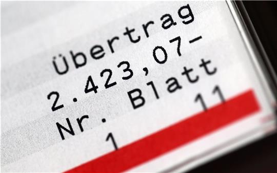 Schulden zu machen, kann der Anfang einer Abwärtsspirale sein. In die geraten nicht nur von Arbeitslosigkeit oder Armut Betroffene. Foto: dpa
