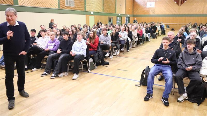 Podiumsdiskussion: Drochterser Schülerin lässt AfD-Kandidaten auflaufen Schuldirektor Holger Wartner begrüßt zur Podiumsdiskussion mehr als 200 Schülerinnen und Schüler in der Drochterser Festhalle.