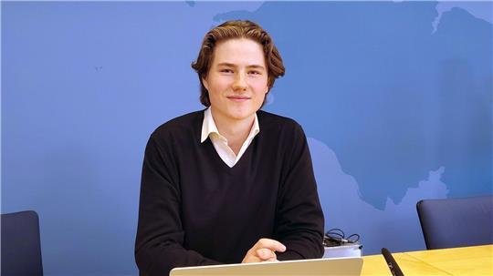 „Schule erhebt für sich den Anspruch, junge Menschen als Mini-Bürger in die Welt zu schicken“, sagte der Landesschülersprecher der Gymnasien in Schleswig-Holstein, Eschel Ewert. 