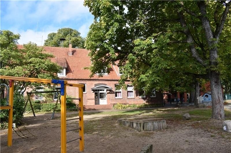 Schule und Schulhof könnten 2023/2024 – nach dem Umzug in 2021/2022 in den Neubau in nach Bliedersdorf – mit Mitteln aus der Dorferneuerung zur neuen kulturellen Mitte des Dorfes Nottensdorf werden. Foto: Vasel
