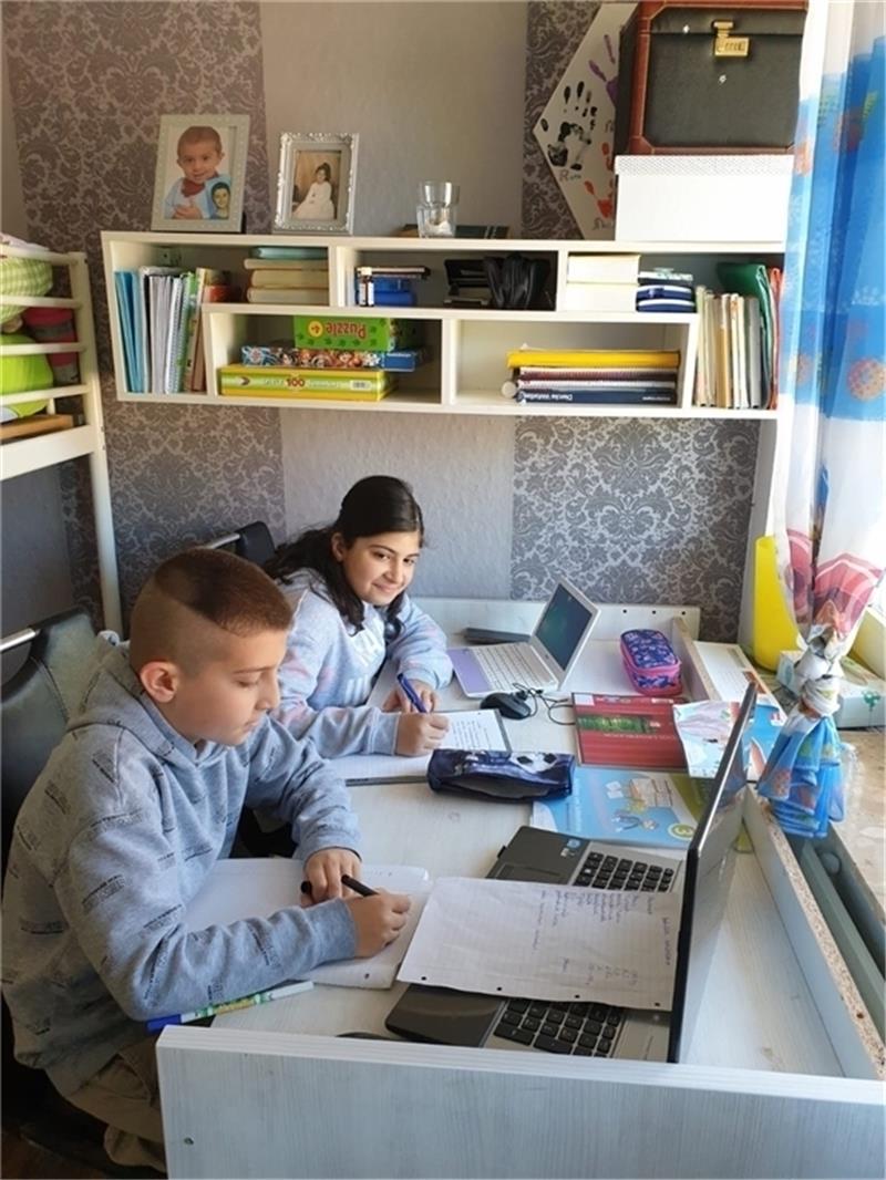 Schule zu Hause : Die zehnjährige Dunja und der achtjährige Diar aus Buxtehude setzen sich jeden Tag pünktlich um acht Uhr mit ihren Notebooks an den Schreibtisch. Foto: privat