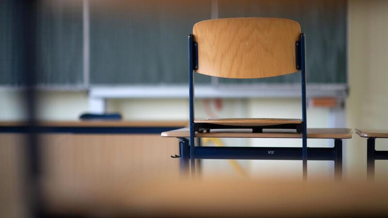 Messer im Ranzen: Zahl der Gewaltfälle in Schulen steigt - auch in Niedersachsen Ein Stuhl steht in einem Klassenzimmer einer Regelschule auf einem Tisch.