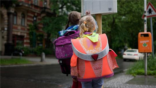 Schulkinder aus Horneburg müssen mit S-Bahn und Bus über Buxtehude fahren, um die Freie Waldorfschule in Apensen zu erreichen (Symbolbild).
