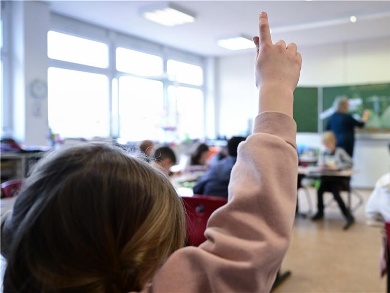 Schulkinder nehmen am Unterricht in einer Grundschule teil. An den fünf Buxtehuder Grundschulen werden 1500 Kinder unterrichtet. Foto: dpa