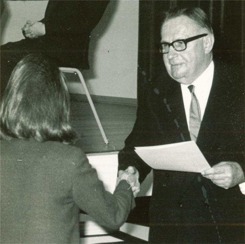 Schulleiter Dr. Johannes Güthling bei der Zeugnisübergabe in der HPS-Aula.