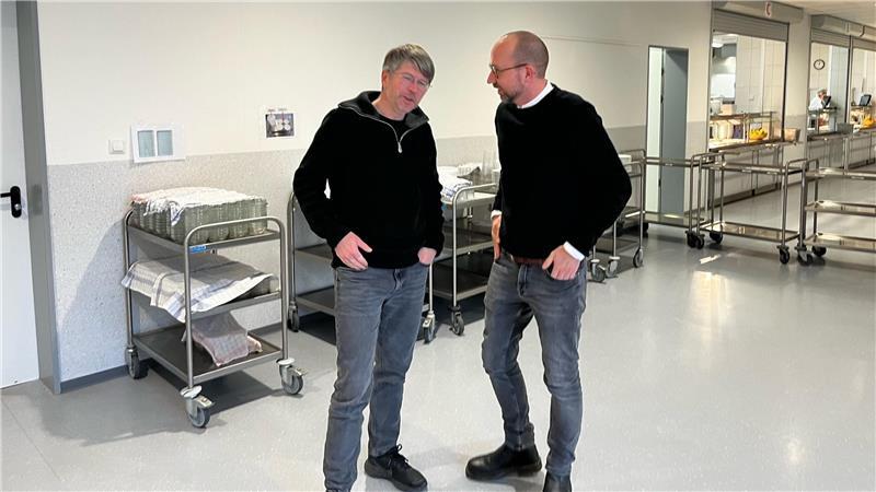 Schulleiter Jörg Moser-Kollenda und Elternvertreter Christian Häckl besprechen vor Ort, wie Konvektomaten und Kühlung untergebracht werden könnten.