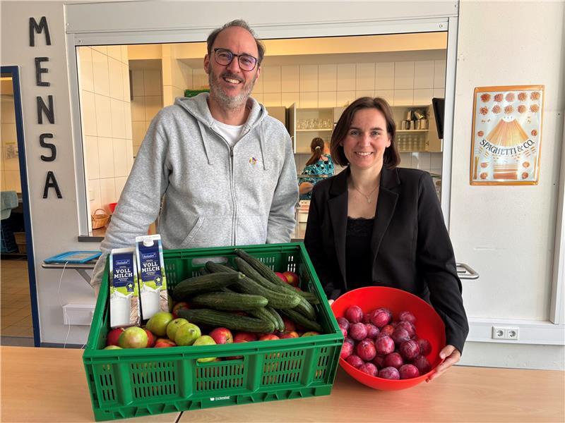 Fluffys, Fleisch und Salat: So essen Schüler in Stade und Fredenbeck Schulleiter Marc Rohde und Schulsozialarbeiterin Simone Bolten von der Grundschule im Bildungshaus Hahle vermitteln den Kindern die Grundlagen von gesunder Ernährung.