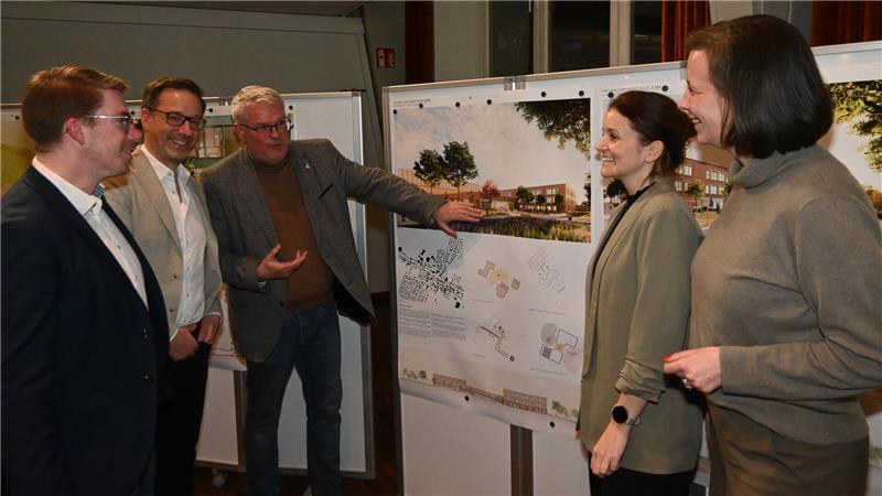 Blick in die Zukunft: So soll die neue Grundschule in Jork aussehen Schulleiter Marcel Twedorf, Architekt Tev Wilhelmsen (Mosaik), Bürgermeister Matthias Riel, Goldbeck-Projektleiterin Sabine Feldmann und Goldbeck-Niederlassungsleiterin Anjani Willing stellten den Schulbau vor (von links).