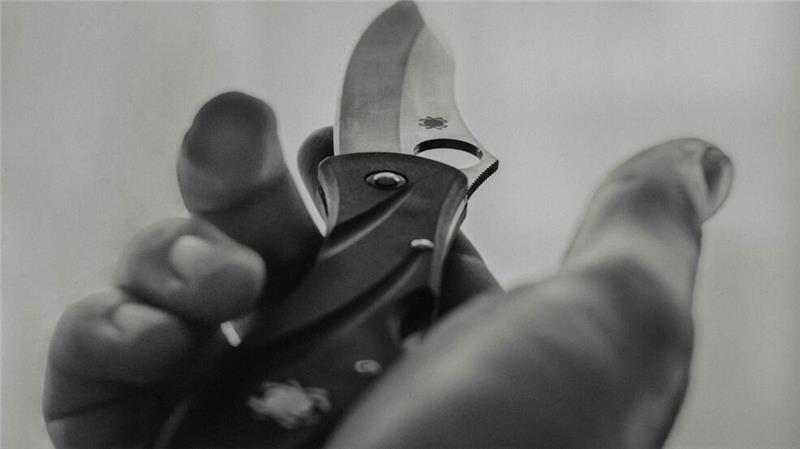 Eine Person hält ein Messer in der Hand.