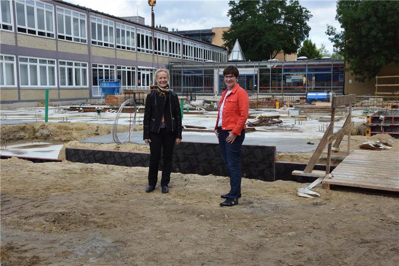Schulleiterin Bettina Fees-McCue und Bürgermeisterin Katja Oldenburg-Schmidt vor den Fundamenten des Neubaus an der HPS. Foto: Wisser