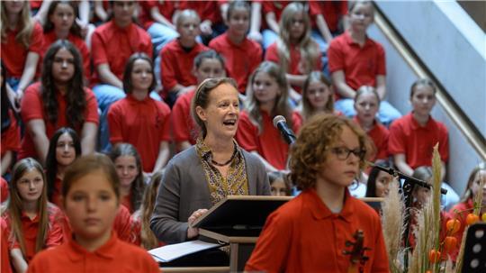 Schulleiterin Bettina Fees-McCue und die Schüler der Halepaghen-Schule lieferten eine würdige Einweihungsfeier ab.
