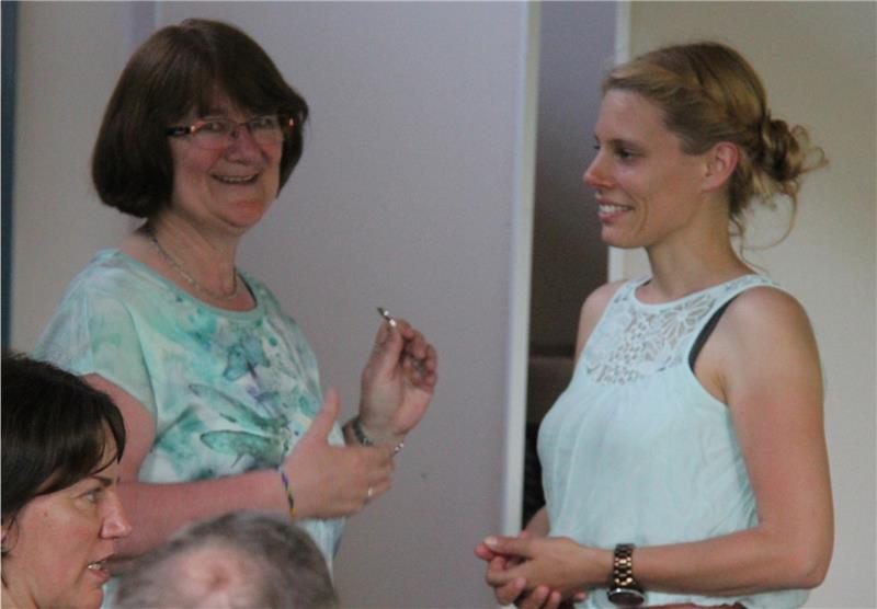 Schulleiterin Ingrid Klensang (links) übergibt den Schlüssel der Grundschule an ihre Nachfolgerin Kerstin Golon.