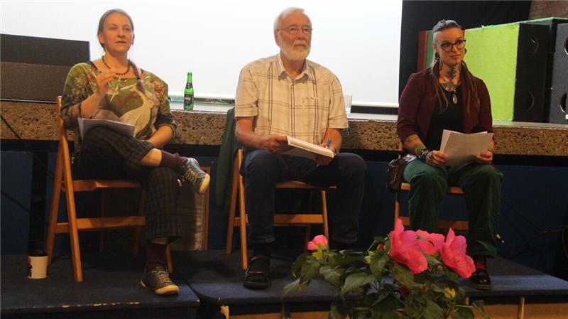 Schulleiterin Laura Bansemer (l.) und Elternvertreterin Ina Merz sowie als Moderator Jörn Möller beim Informationsabend in der Aula der Freien Schule in Oberndorf.