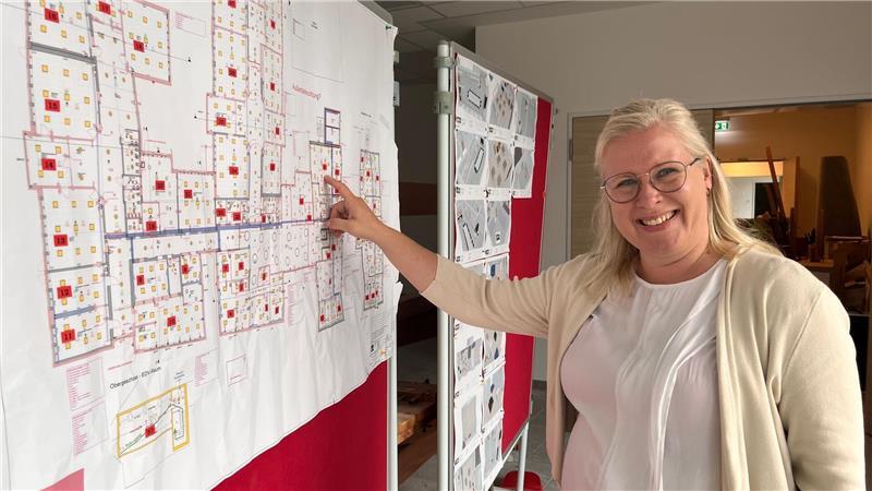 Kletterwand und Lesekojen: Die ersten Tage in der neuen Grundschule Hammah Schulleiterin Sabine Dede am Plan, an dem nicht nur Architekten und Bauherrn, sondern auch die Schule intensiv mitgearbeitet hat.